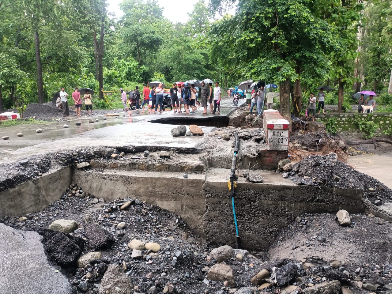 रामनगर हल्द्वानी स्टेट हाईवे पर&nbsp; यातायात हुआ बंद ।