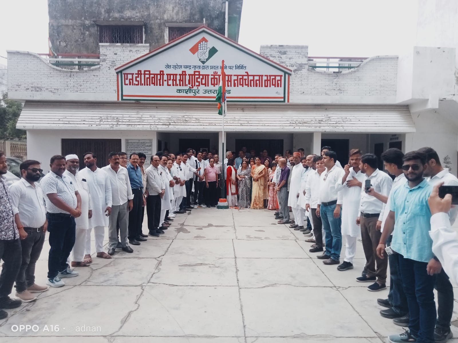 काशीपुर के नवचेतना भवन में कांग्रेसियों ने किया ध्वजारोहण
